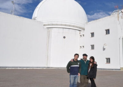 Con mis hijos frente a la cúpla del telescopio Sahade