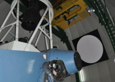 Telescopio Sahade, el círculo blanco es la pantalla para flat fields, se ilumina con una luz puntual desde el otro extremo de la cúpula