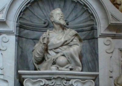 Estatua de Galileo Galilei, debajo Júpiter y los satélites descubiertos con el telescopio