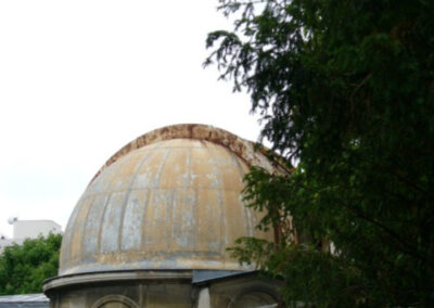 Una vieja cúpula cerca del edificio principal