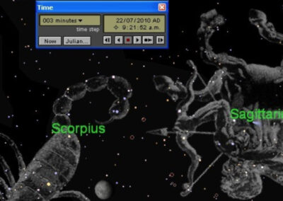 La posición de la Luna en cuarto creciente entre Escorpio y Sagitario tiene una diferencia con lo que muestra el reloj para el 22/07/10 (programa Starry Night)